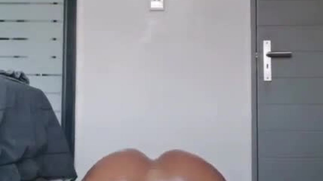 ⁣Mzansi naked twerk