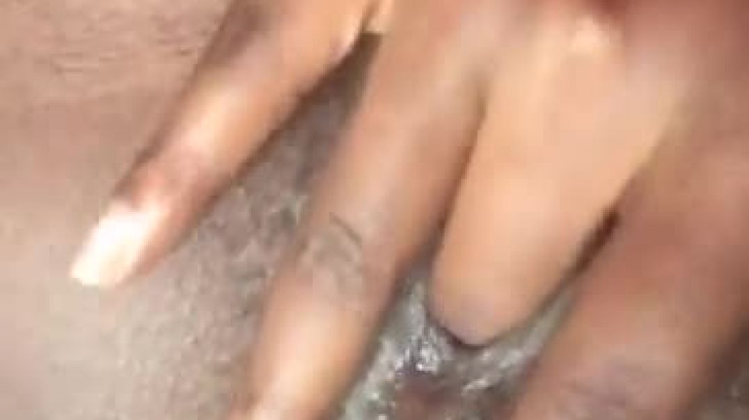 ⁣Middle  finger get deep
