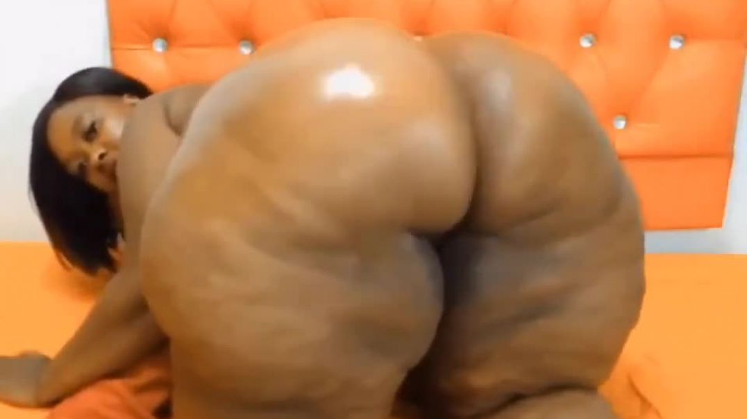 ⁣Big nyash bend over