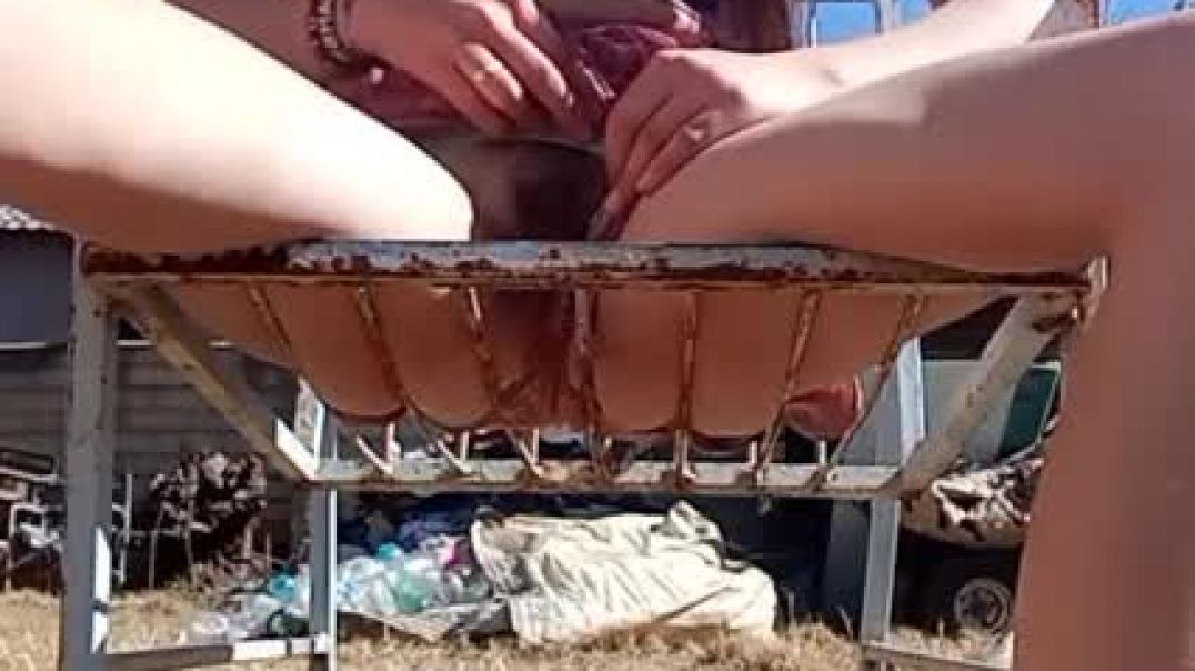⁣Horny Afrikaaner pee on the chair