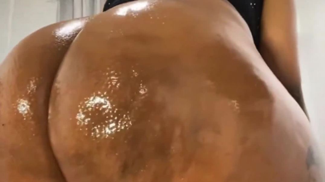 ⁣Piled nyash ride dildo